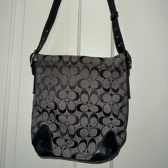 This Coach Signature hobo bag is the perfect accessory for any casual occasion. - Picture 1 of 8